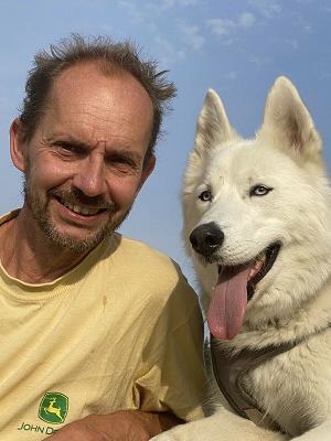Mann mit Husky Garten und Montagen Husum
