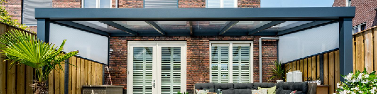 Mann mit Husky GartenMontagen Greifenstein Terrassendächer&Zäune